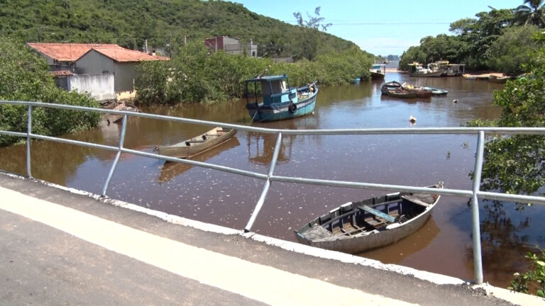 PONTE RECÉM-INAUGURADA O RIO UNA ESTÁ GUARDA-CORPO DANIFICADO