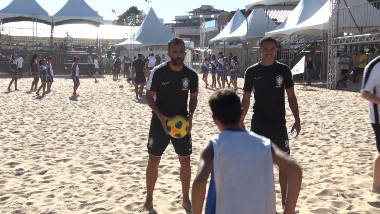 SELECAO BRASILEIRA BEACH SOCCER REALIZA OFICINA ESTUDANTES