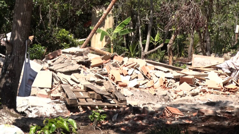 IBAMA REALIZA ACAO DEMOLICAO CASAS APA DE SETIBA