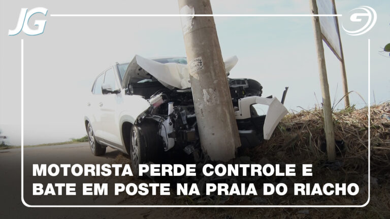 CARRO BATE EM POSTE NA PRAIA DO RIACHO