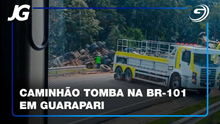 CAMINHÃO TOMBOU DEPOIS DE BATER NA ESTRUTURA METÁLICA DA PISTA