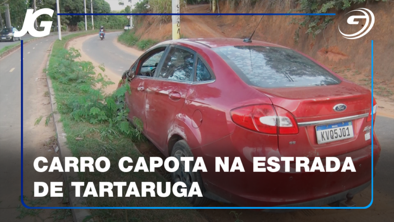 VEÍCULO CAPOTOU DEPOIS DE BATER EM BARRANCO NA ESTRADA