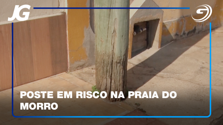 MORADORA DIZ QUE A BASE DO POSTE DE MADEIRA ESTÁ COMPROMETIDA