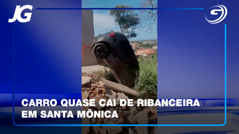O VEÍCULO DESCEU SOZINHO UMA LADEIRA E FICOU PENDURADO NA RIBANCEIRA