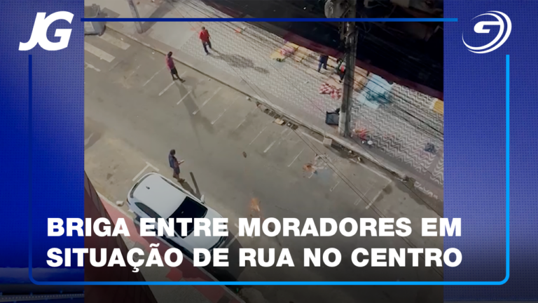 UM CARRO FOI ATINGIDO POR TIJOLO E PEDAÇO DE CONCRETO