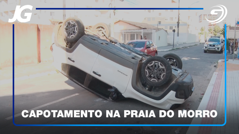 VEÍCULO CAPOTOU APÓS COLISÃO EM CRUZAMENTO NA PRAIA DO MORRO
