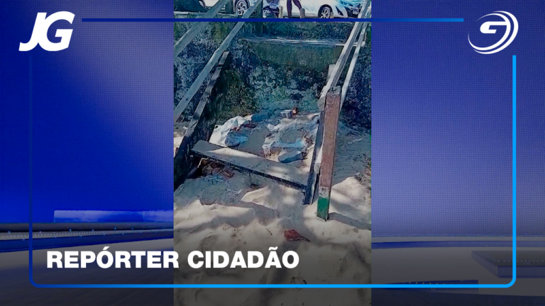 MORADORA MOSTRA CONDIÇÕES PRECÁRIAS DE ESCADA DE ACESSO À PRAIA DE SETIBA