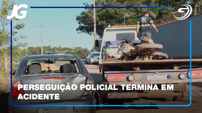 UMA MOTO, COM DOIS OCUPANTES, BATEU EM UM CARRO ENQUANTO FUGIA DA PM