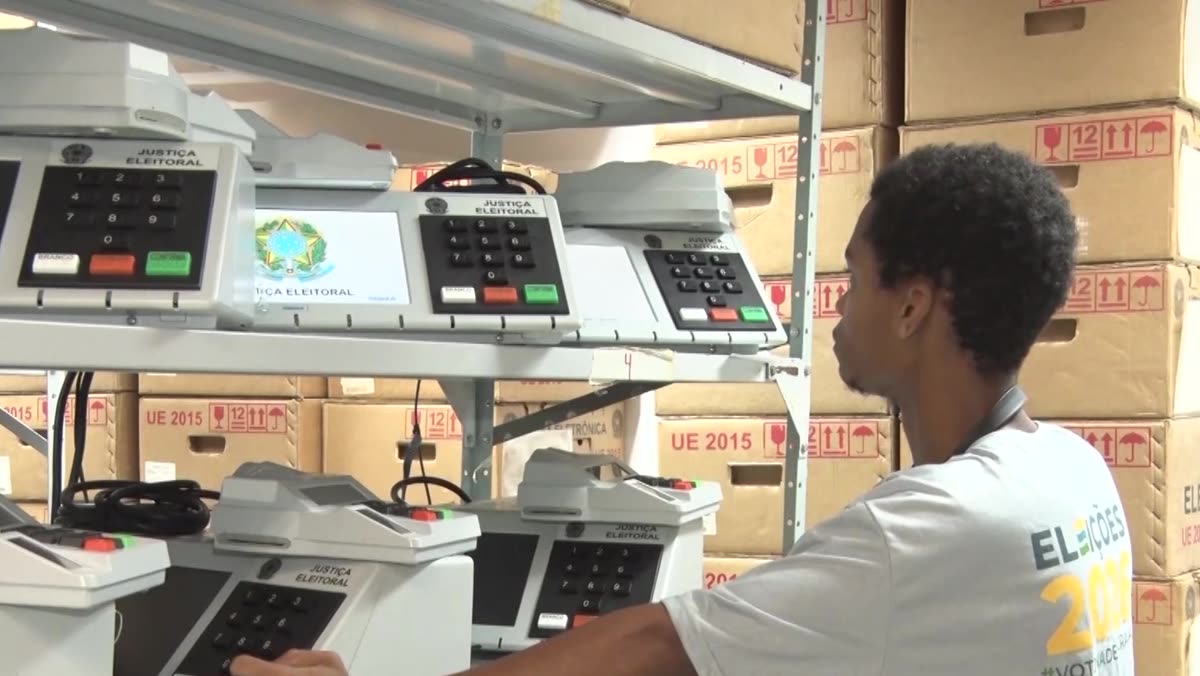 Urnas eletrônicas em prateleiras de um depósito da Justiça Eleitoral