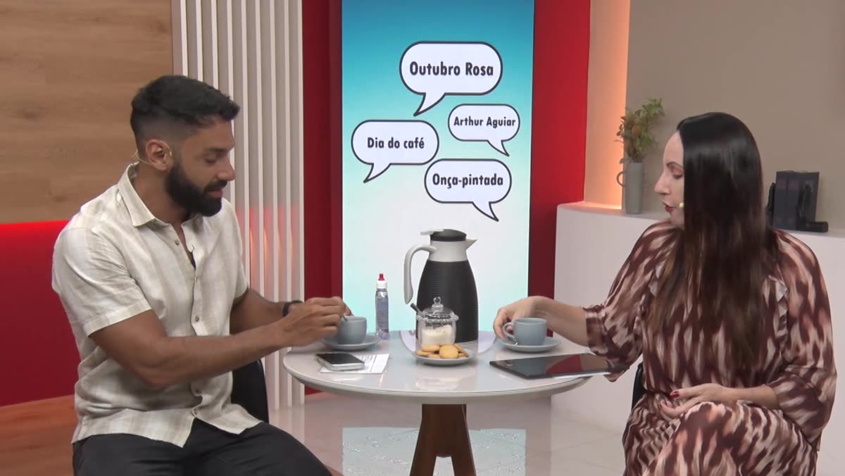 Apresentadores tomam café no estúdio do Panorama