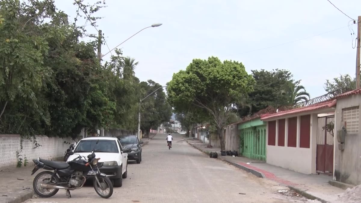 Fachada e portão de residência em obra no bairro Santa Mônica, em Guarapari