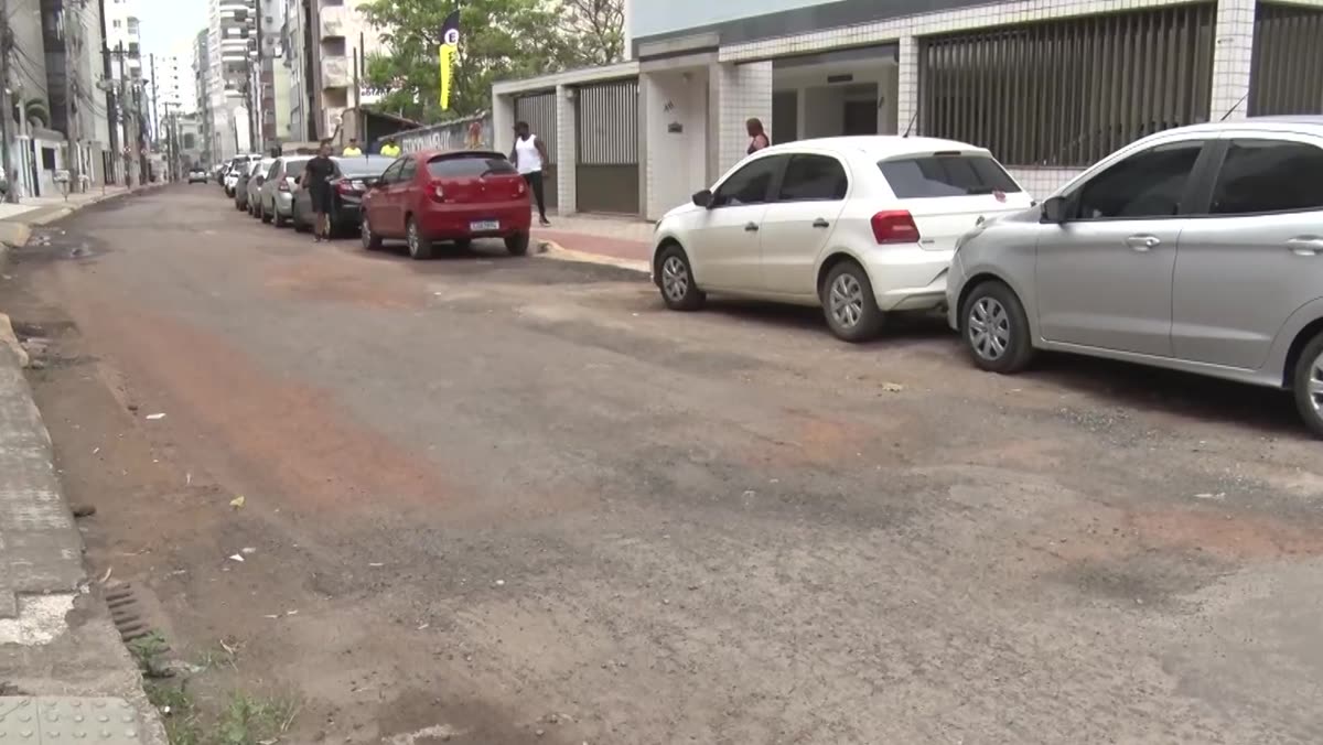 Buraco grande no asfalto da Avenida Oceânica, em Guarapari