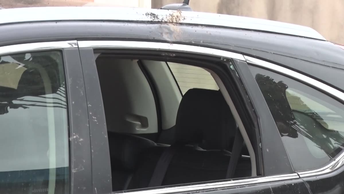 Carro estacionado em rua do bairro Perocão, em Guarapari, com a janela quebrada
