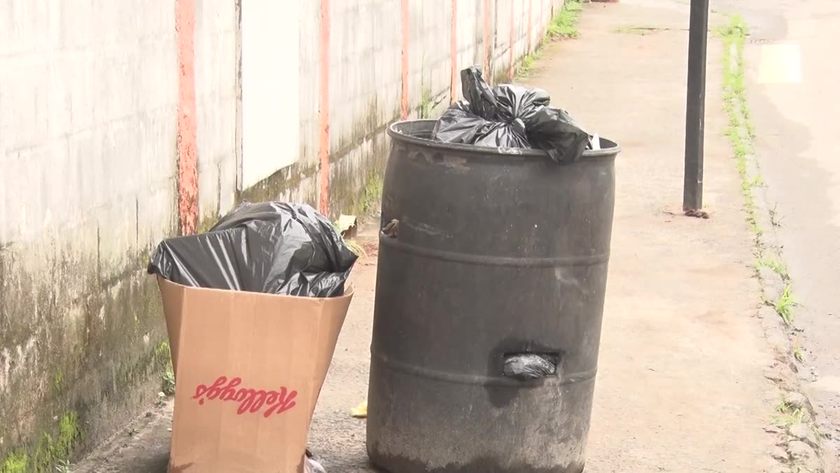 Caminhões coletores de lixo parados no pátio