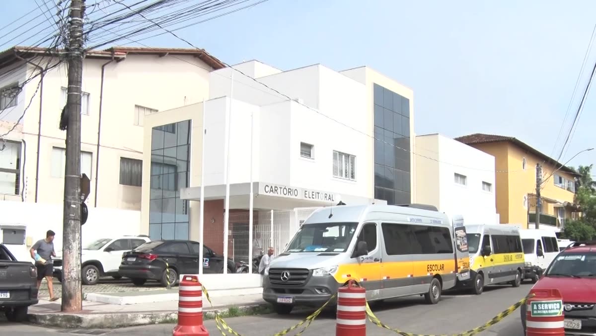 Urnas eletrônicas reunidas para transporte aos locais de votação em Guarapari