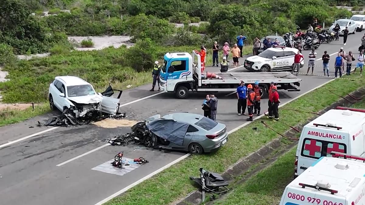 Veículos envolvidos no acidente na Rodovia do Sol, em Setiba, Guarapari