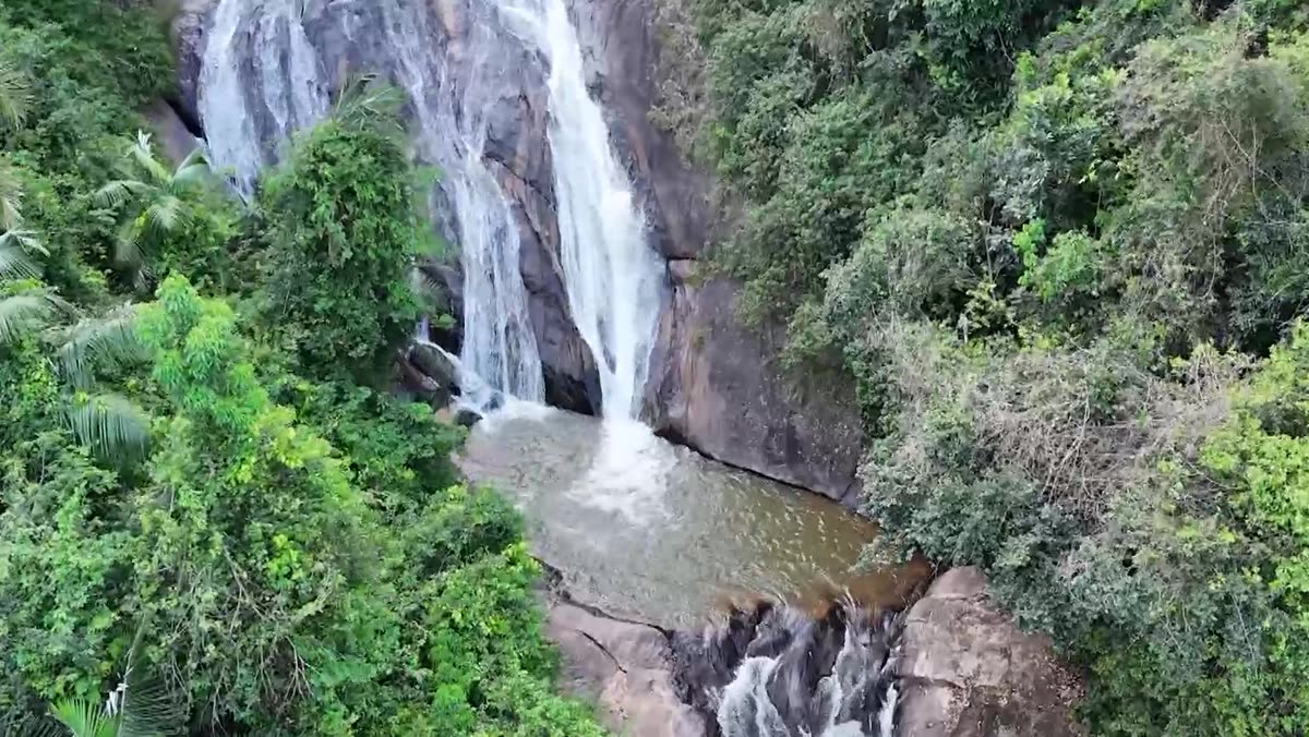 Queda d'água e poço da Cachoeira do Bravin, na zona rural de Guarapari