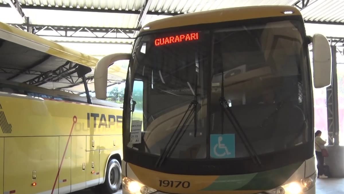 Rodoviária de Guarapari movimentada, com turistas e malas