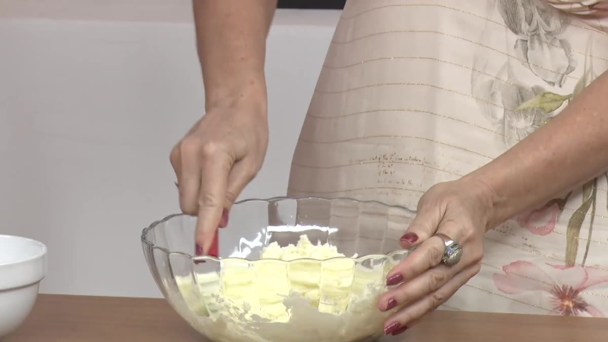 Tigela com a mistura de coco ralado, leite em pó e creme de leite