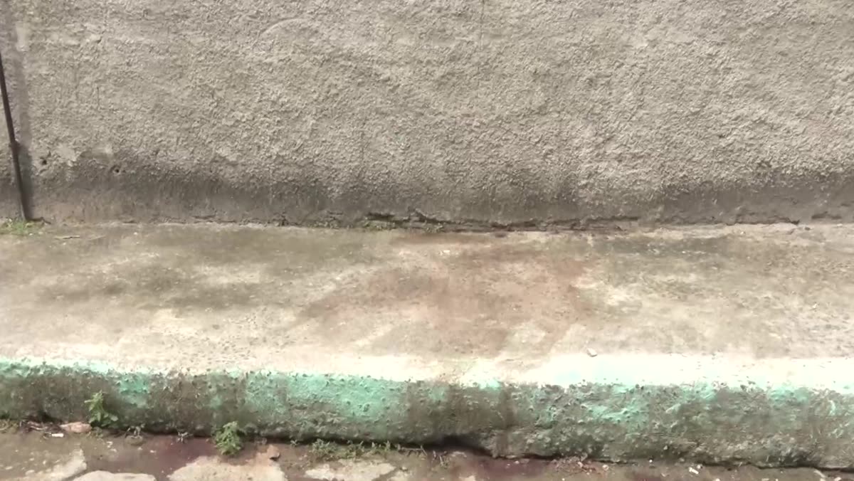 Calçada em frente a uma casa no Perocão, local do crime