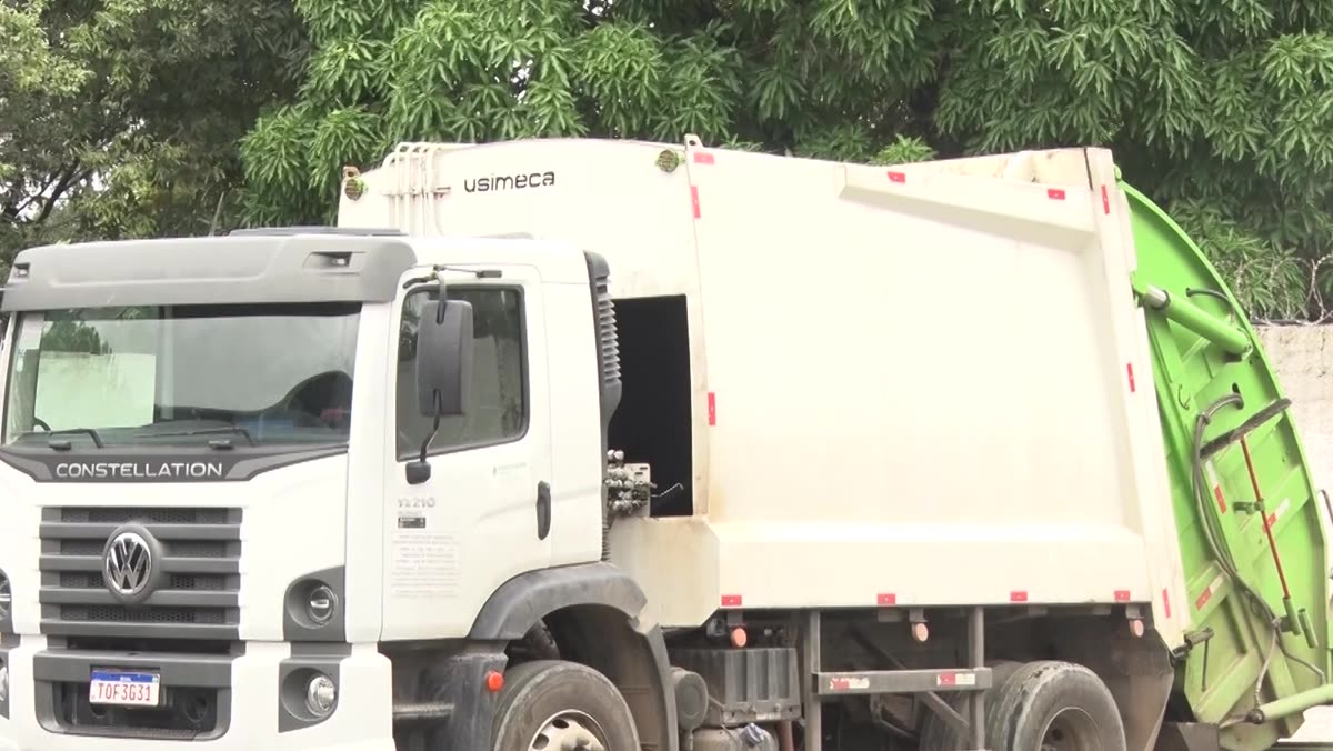 Lixo e caminhões de coleta sem circular na cidade