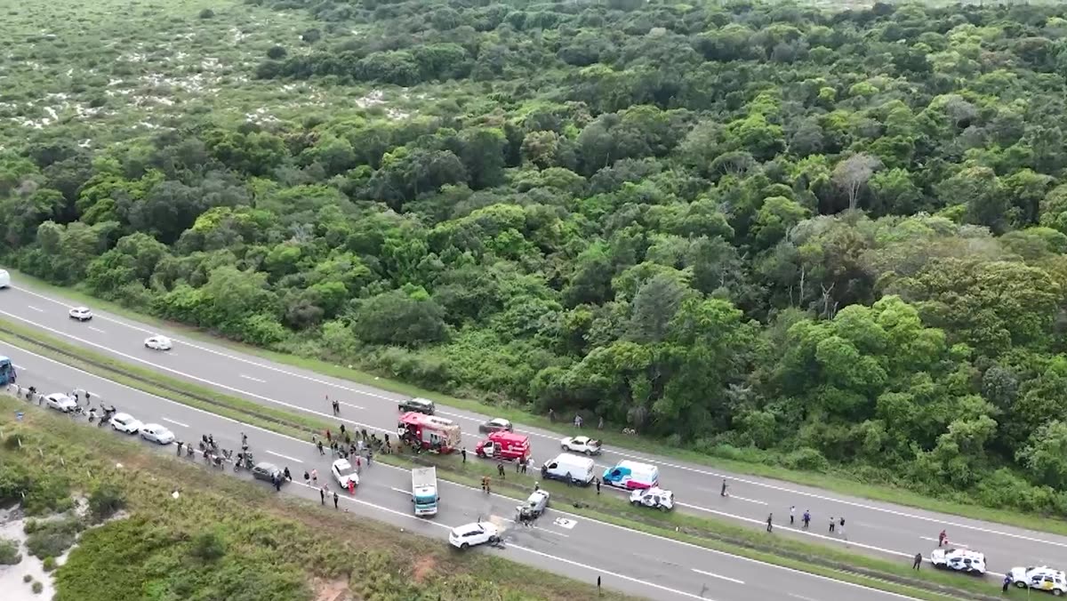Trecho da Rodovia do Sol bloqueado após a colisão