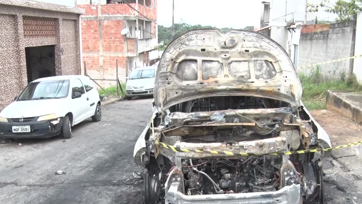 Carro com para-choque e farol danificados pelo fogo