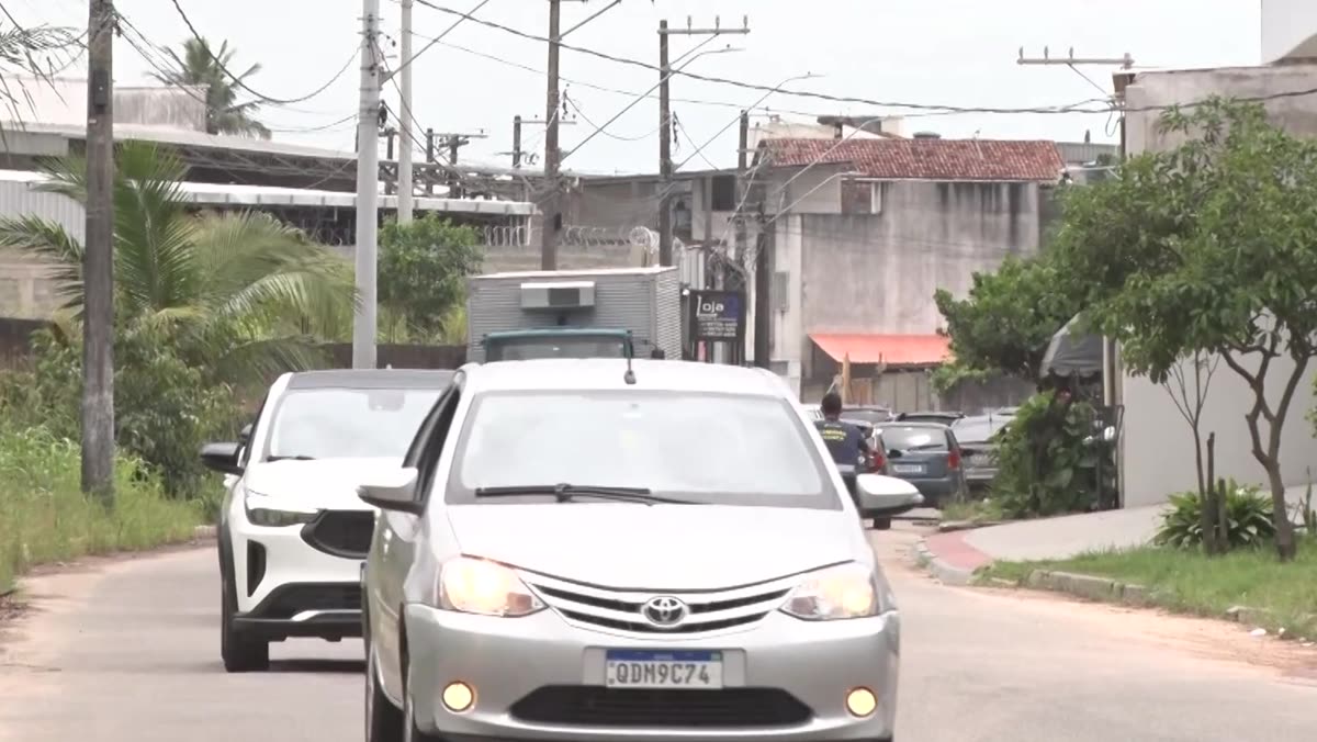 Rua de Muquiçaba com passagem de veículos ao lado do muro