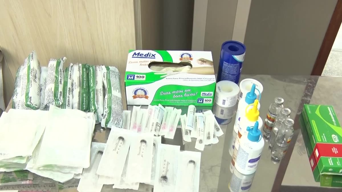 Profissionais de saúde em treinamento para aplicar o implante contraceptivo