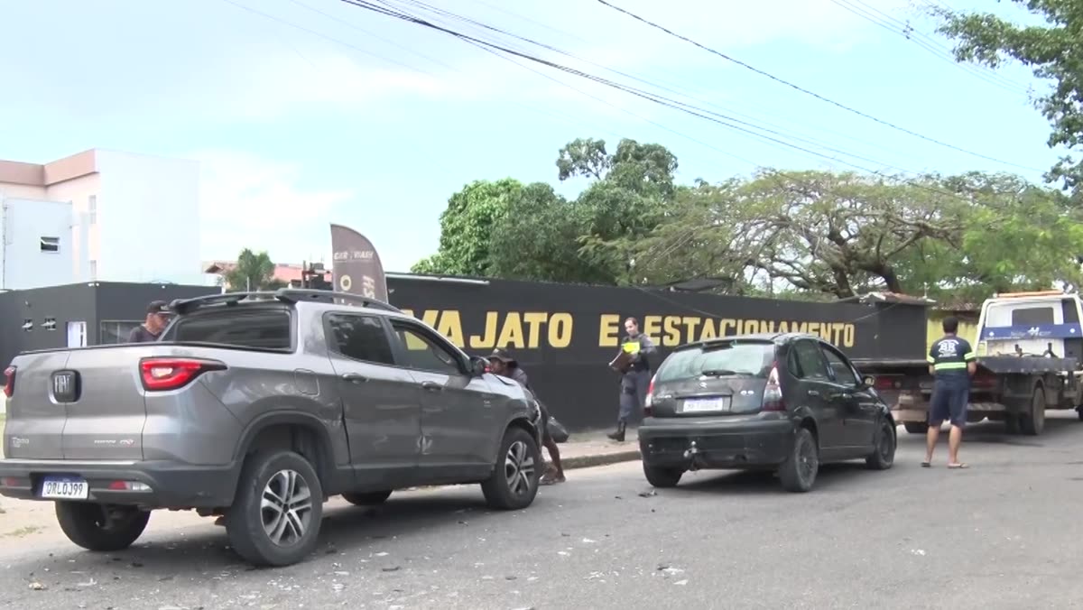 Picape com a lateral amassada no estacionamento de um lava-jato