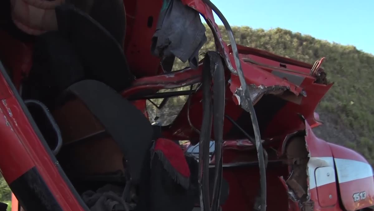 Cabine destruída do caminhão caçamba após o tombamento