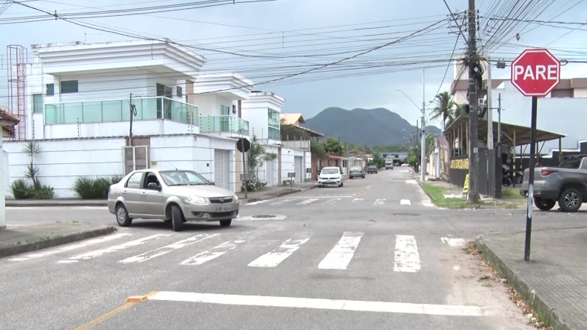 Cruzamento da Avenida Ipanema com placa de pare e faixa de pedestre