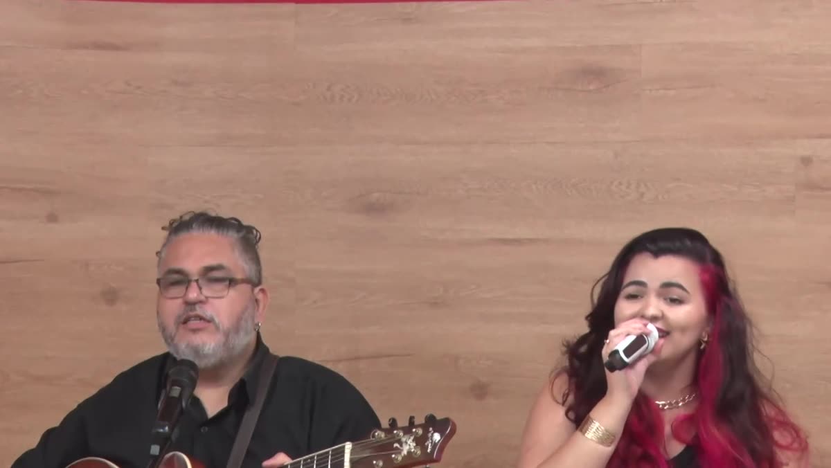 Dupla Pop Duets canta ao vivo no Panorama