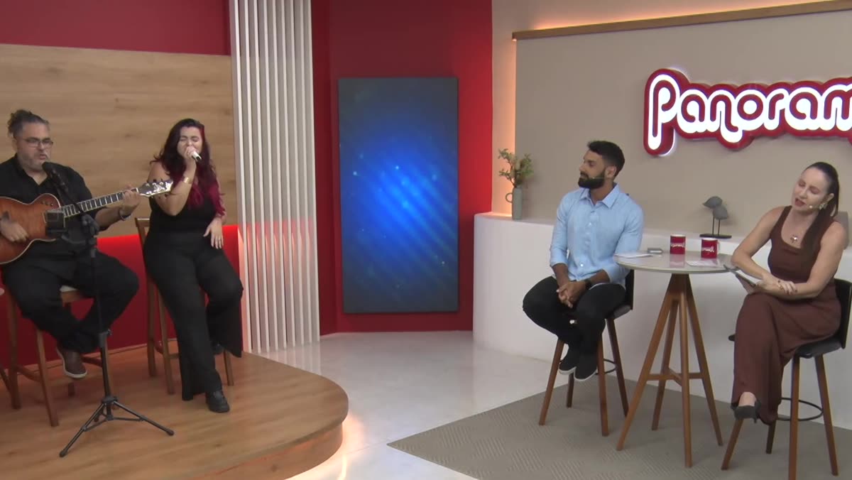 Dupla Pop Duets se apresenta ao vivo no estúdio do Panorama, com os apresentadores à mesa