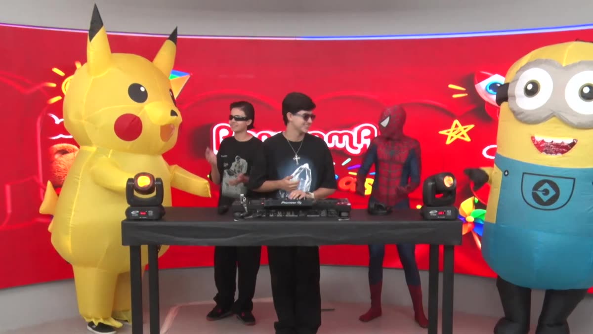DJ Fox comanda o som no estúdio do Panorama, na TV Guarapari