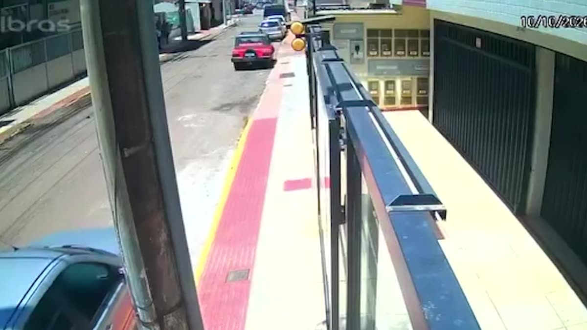 Viatura e carro na Avenida Oceânica, na Praia do Morro, em Guarapari