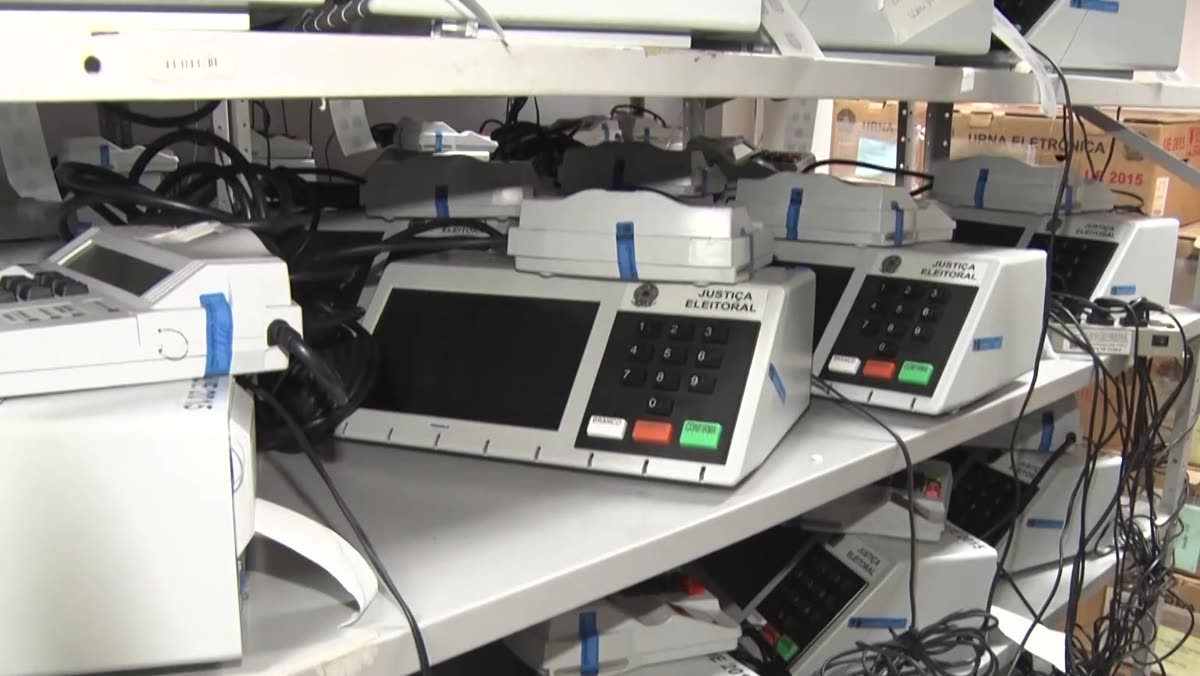 Urnas eletrônicas reunidas para preparação no cartório eleitoral
