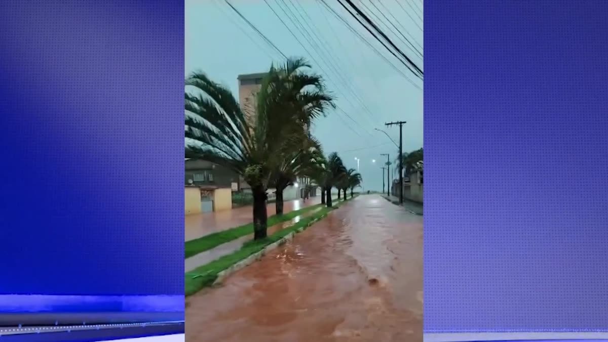 Avenida tomada pela água da chuva em Guarapari