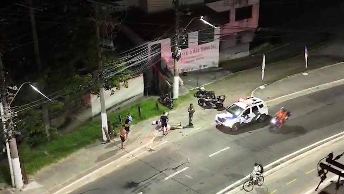 Viatura e equipes na pista da ponte de Guarapari após o acidente