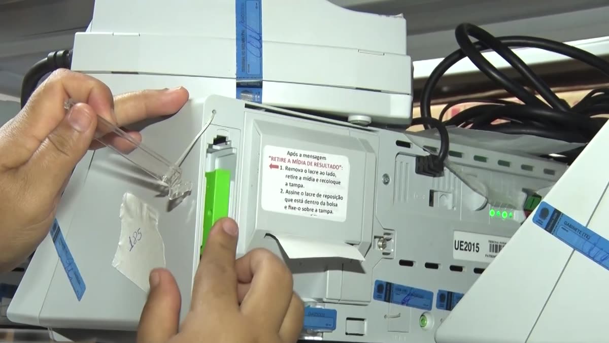 Urna eletrônica durante a troca da mídia de resultados