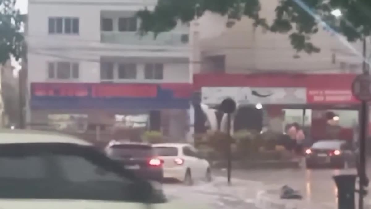 Rua alagada no entorno da Praça dos Golfinhos, em Guarapari