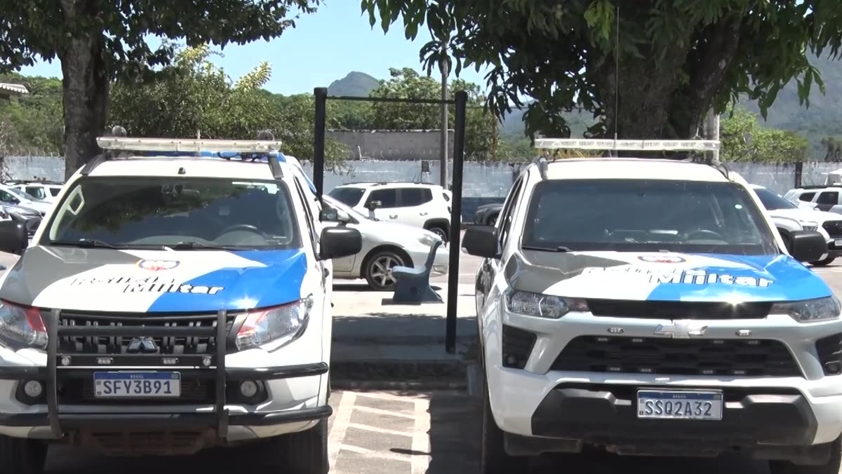 Policiais militares da cavalaria montados a cavalo