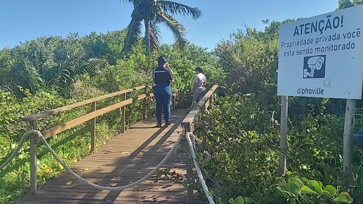 Acesso público à praia nas Três Praias, onde havia corda e placa de área particular