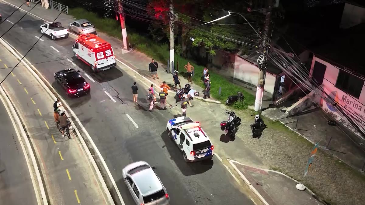 Ambulância e viatura da Polícia Militar na ponte durante o atendimento