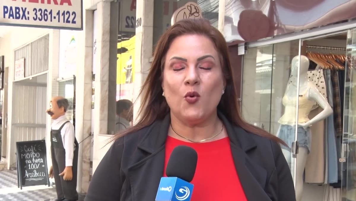 Viaturas e policiais militares em patrulhamento nas ruas