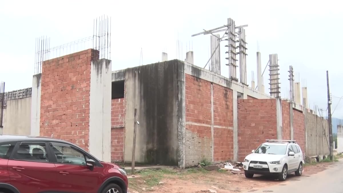 Estrutura inacabada da obra do Mercado do Peixe em rua do Centro de Guarapari