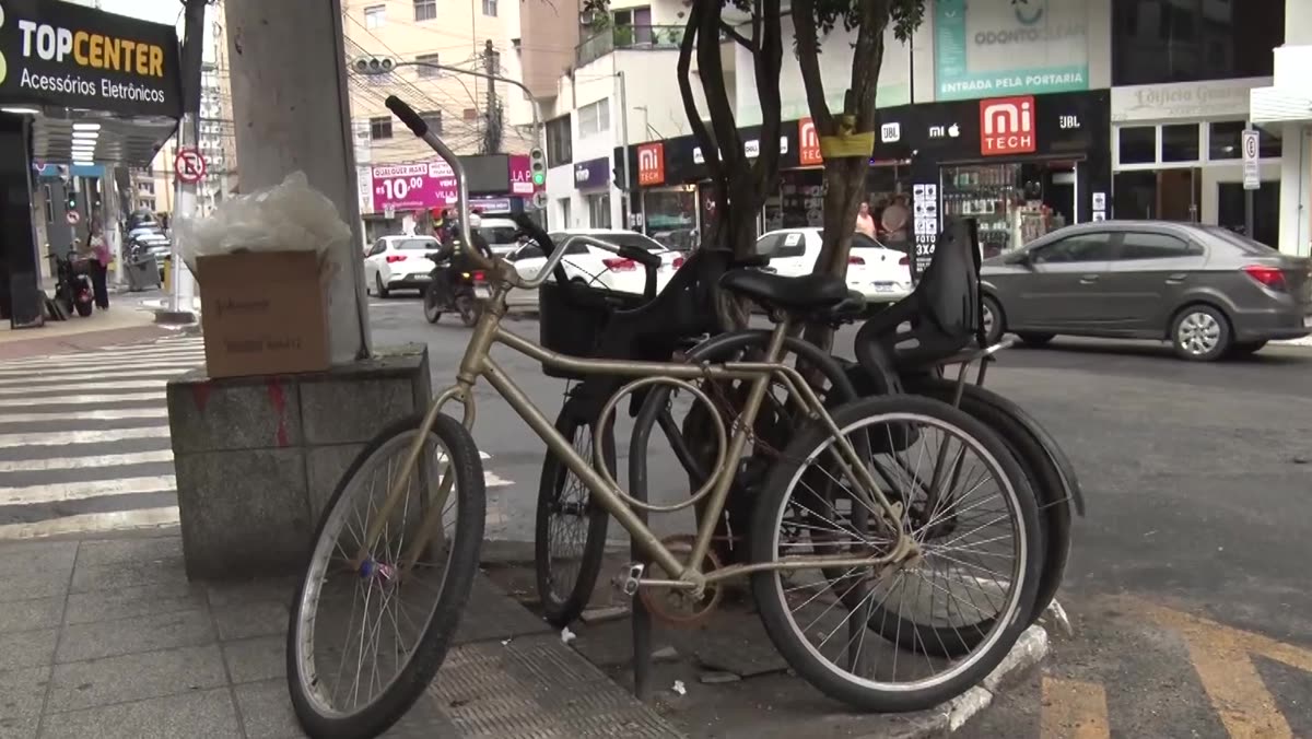 Bicicletário em calçada no Centro de Guarapari