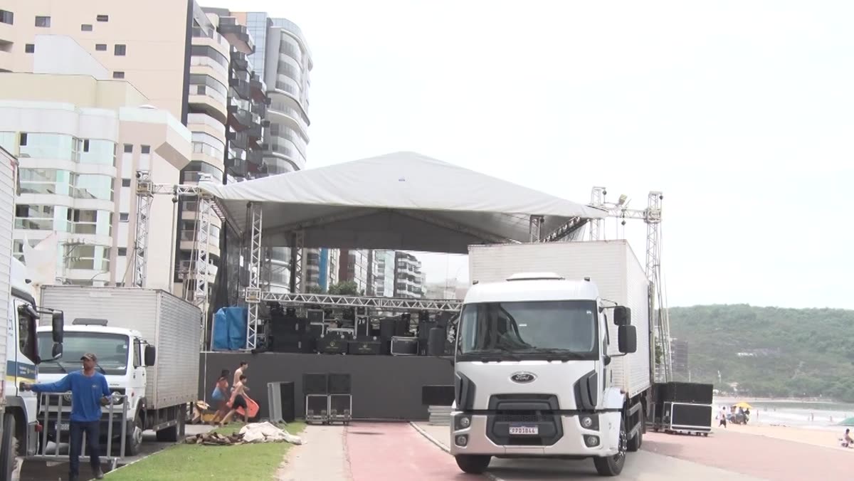 Estrutura de palco instalada no calçadão da orla da Praia do Morro, em Guarapari