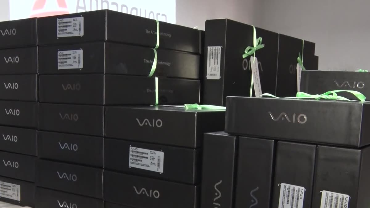 Caixas de tablets empilhadas para a entrega aos agentes