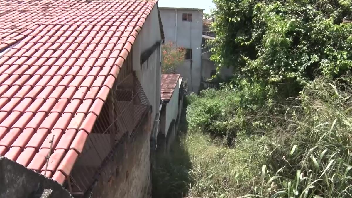 Muro com grade e cerca elétrica nos fundos da casa